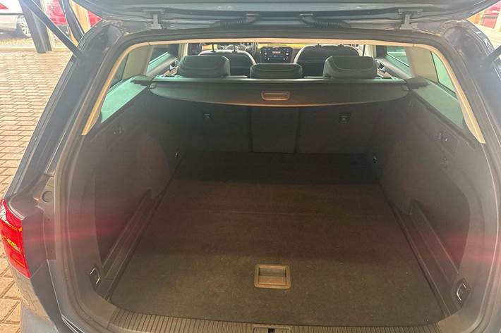 Blå VW Passat fra 2018