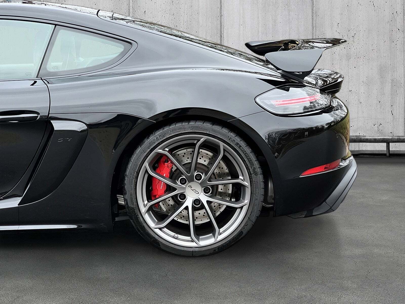 Sort Porsche 718 Cayman GT4 fra 2020