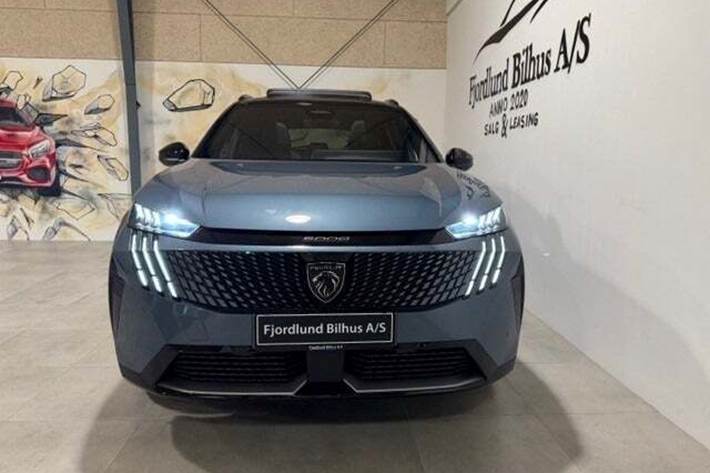 Blå Peugeot e-5008 fra 2025