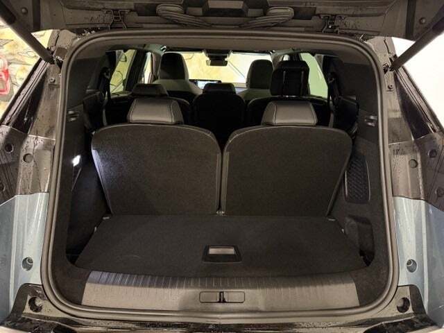 Blå Peugeot e-5008 fra 2025