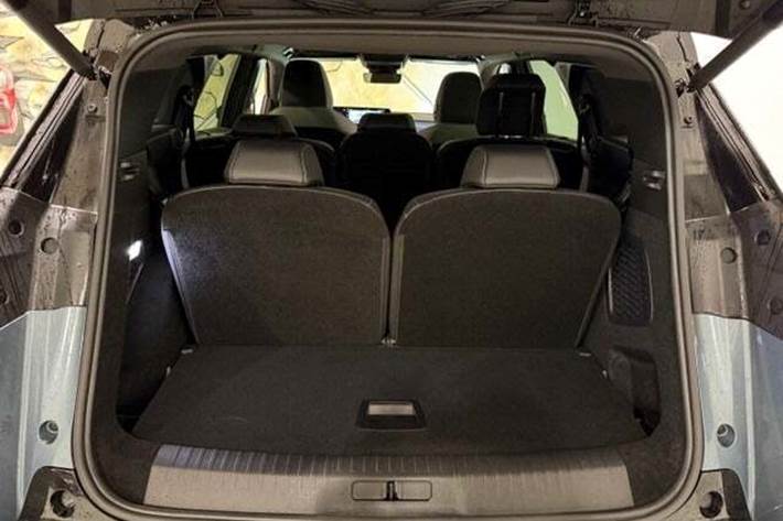 Blå Peugeot e-5008 fra 2025