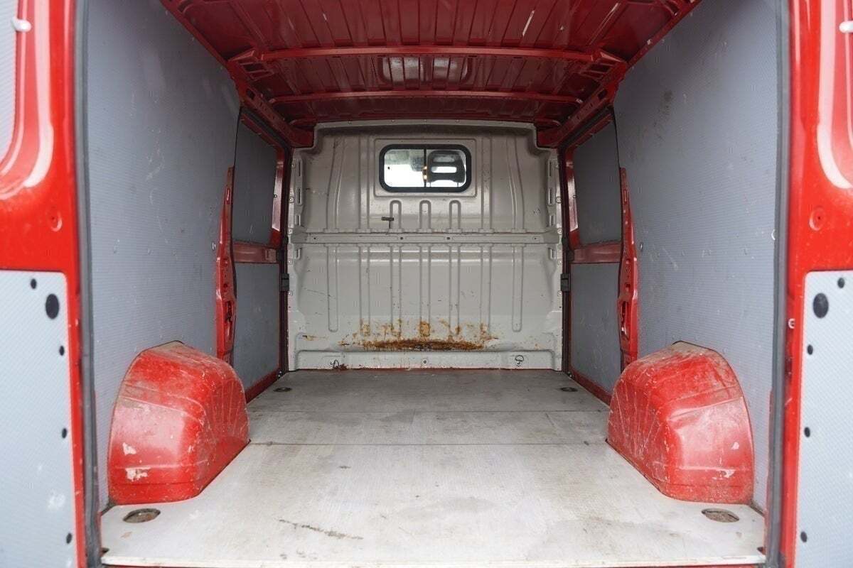 Rød Peugeot Boxer 330 fra 2020