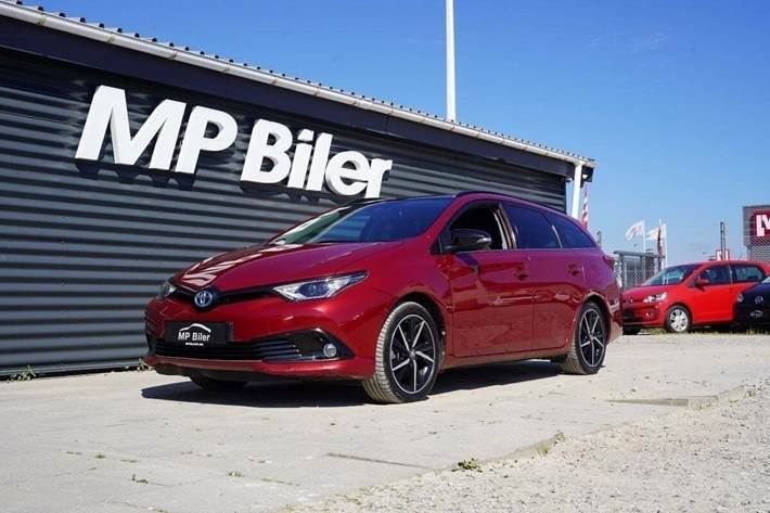 Rød Toyota Auris fra 2017 set udefra