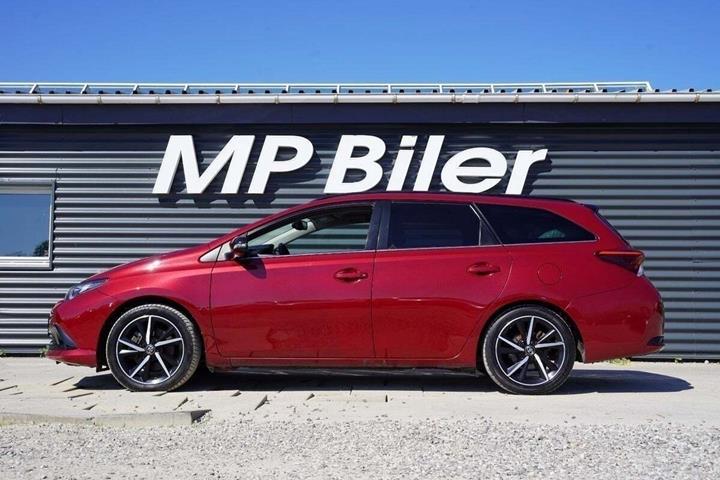 Rød Toyota Auris fra 2017