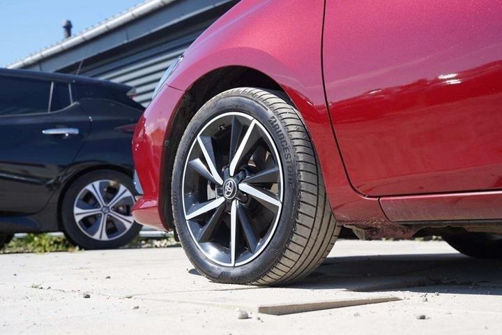 Rød Toyota Auris fra 2017