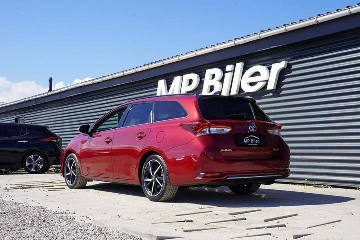 Rød Toyota Auris fra 2017