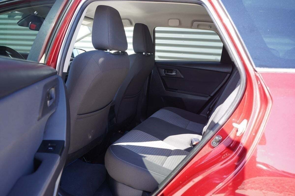 Rød Toyota Auris fra 2017