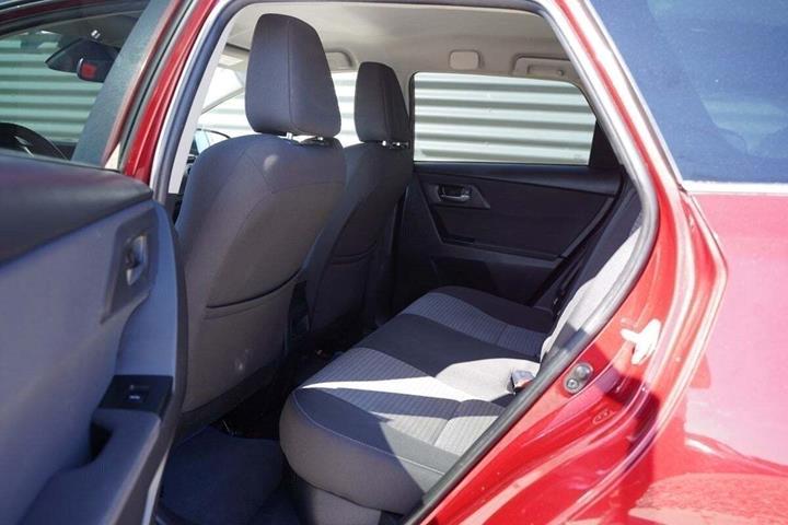 Rød Toyota Auris fra 2017