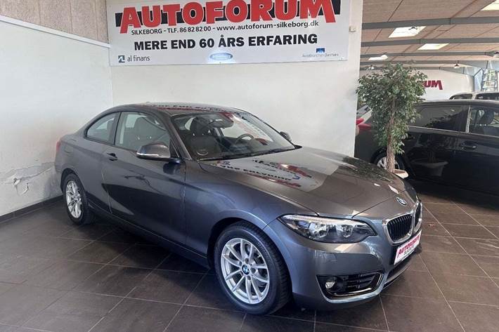 Grå BMW 218i fra 2019 set udefra