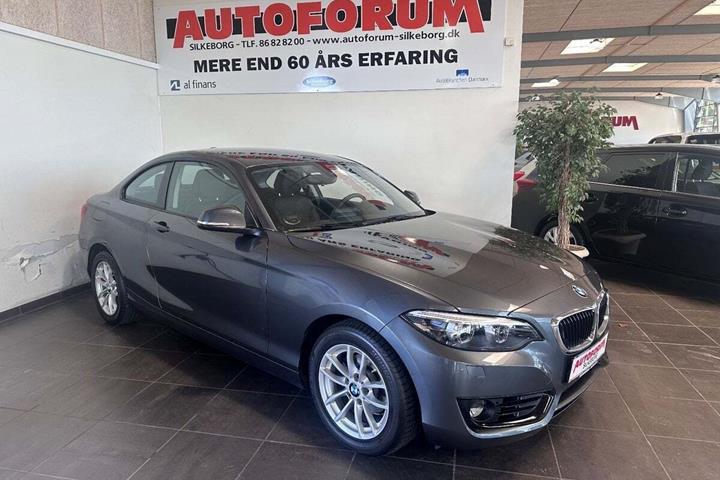Grå BMW 218i fra 2020 set udefra