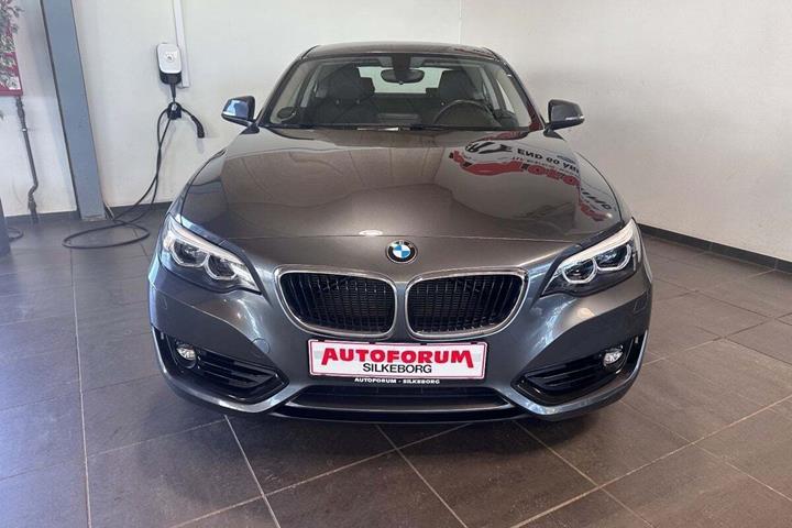 Grå BMW 218i fra 2020 set udefra