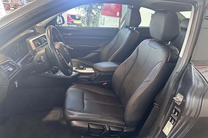 Grå BMW 218i fra 2020 set indefra