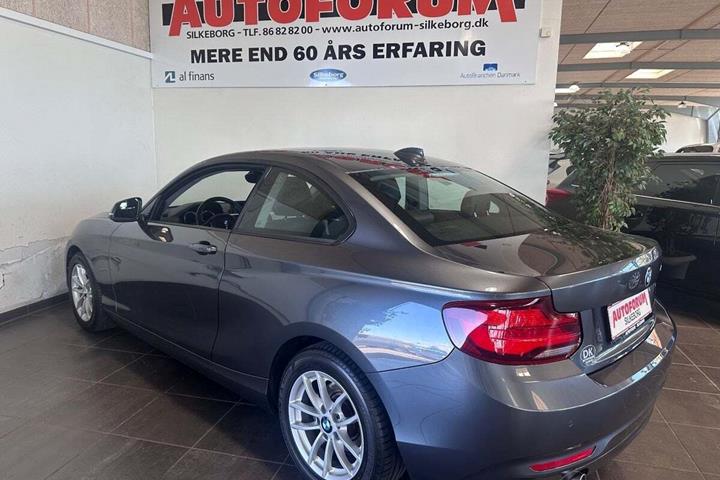 Grå BMW 218i fra 2020