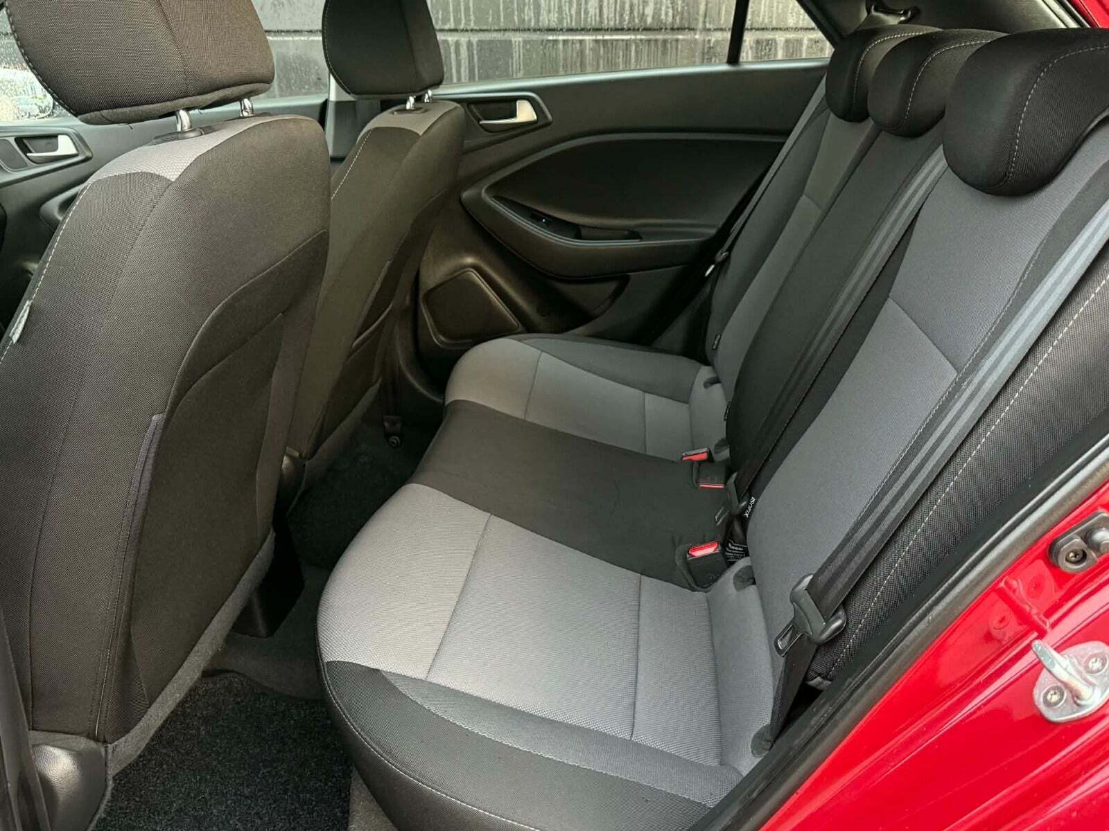 Grå Hyundai i20 fra 2017