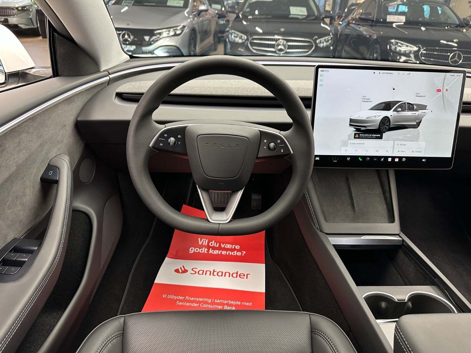 Hvid Tesla Model 3 fra 2024