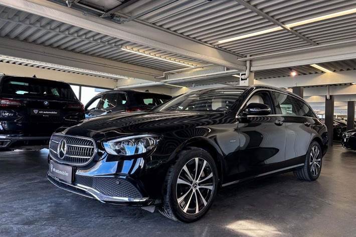 Sort Mercedes E300 de fra 2021 set udefra