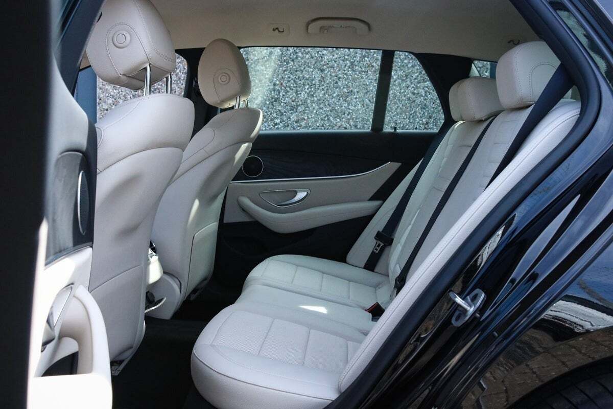Sort Mercedes E300 de fra 2021
