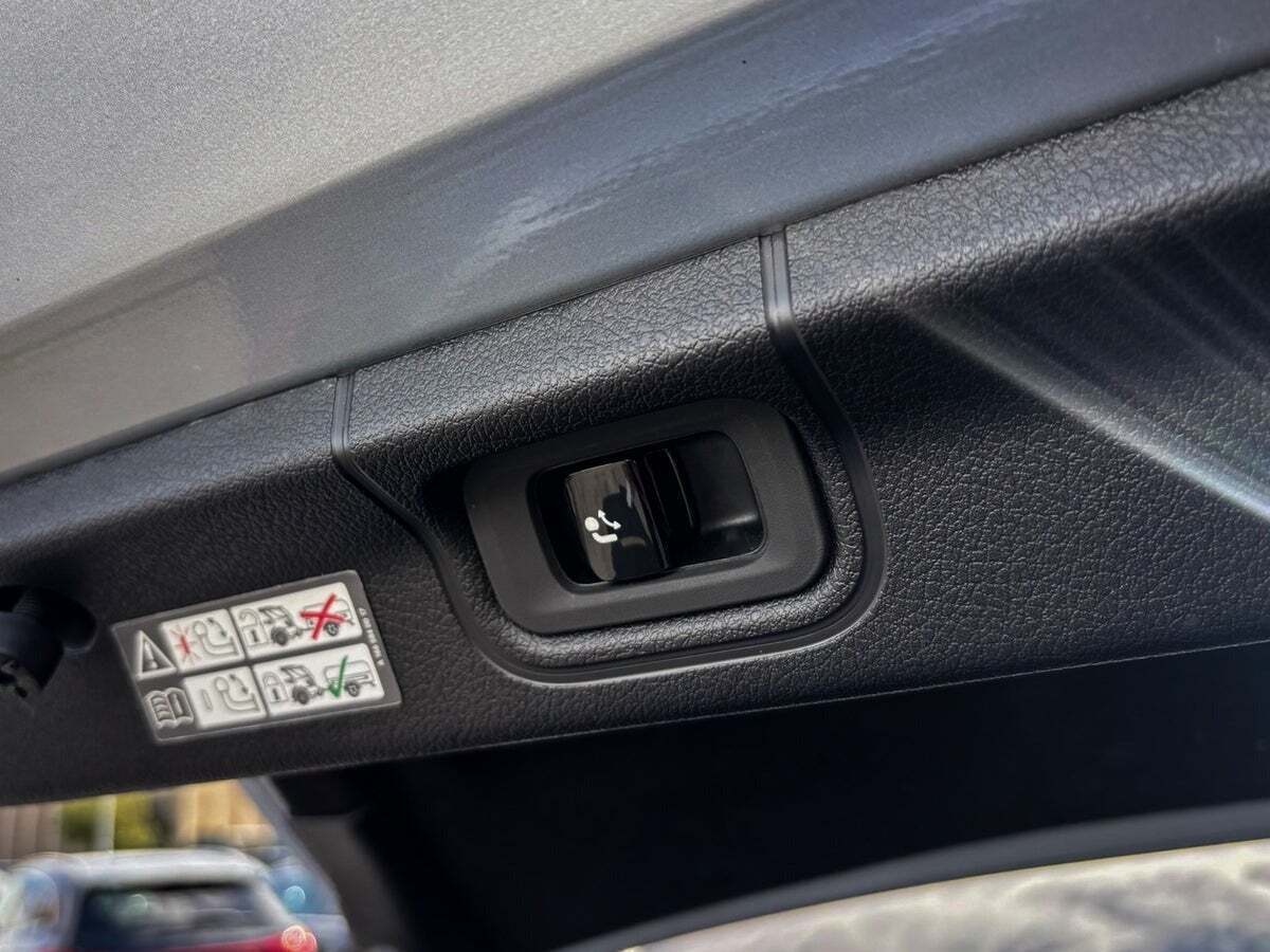 Sølv Mercedes EQE350+ fra 2022