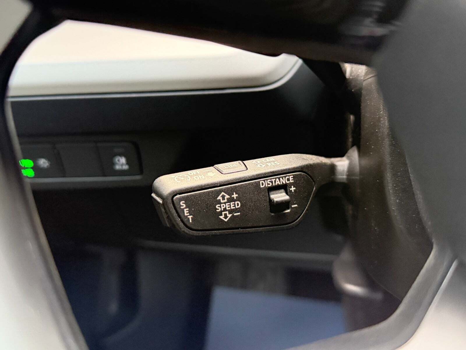 Grå Audi Q4 e-tron fra 2023