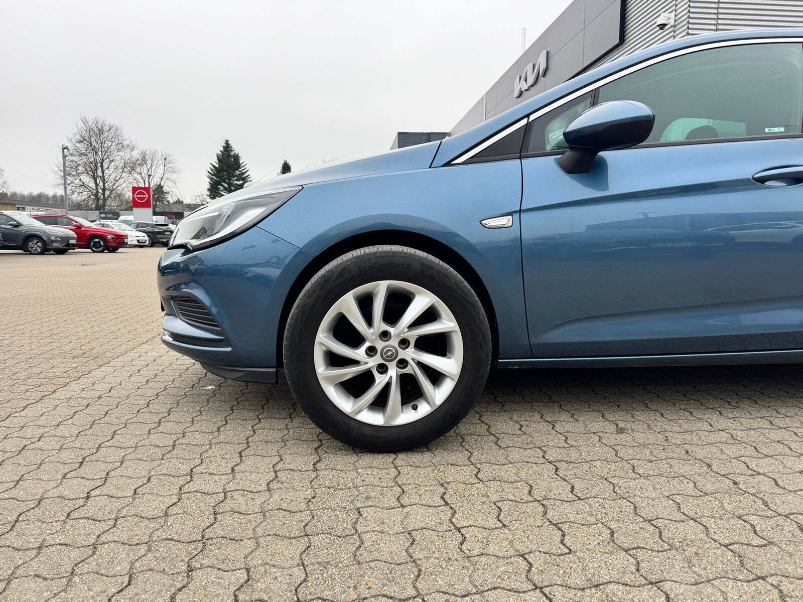Blå Opel Astra fra 2017