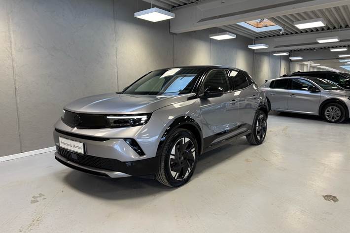 Grå Opel Mokka-e fra 2024 set udefra