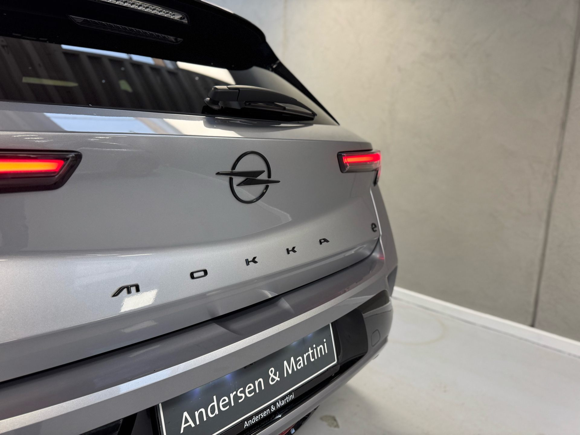 Grå Opel Mokka-e fra 2024