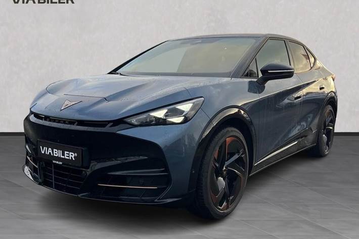 Blå Cupra Tavascan fra 2024 set udefra