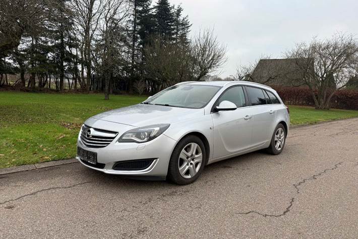 Sort Opel Insignia fra 2014 set udefra