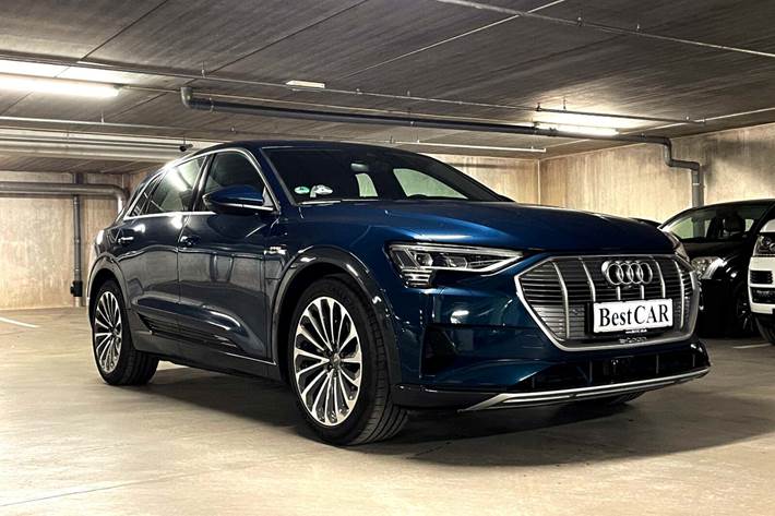 Blå Audi e-tron fra 2019 set udefra