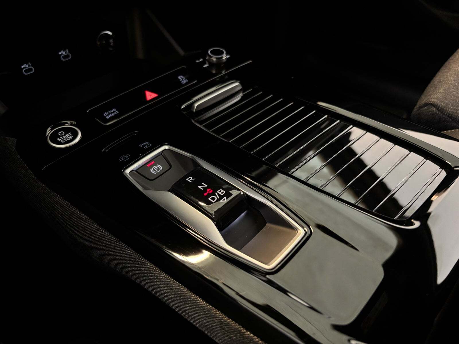 Hvid Audi Q6 e-tron fra 2025