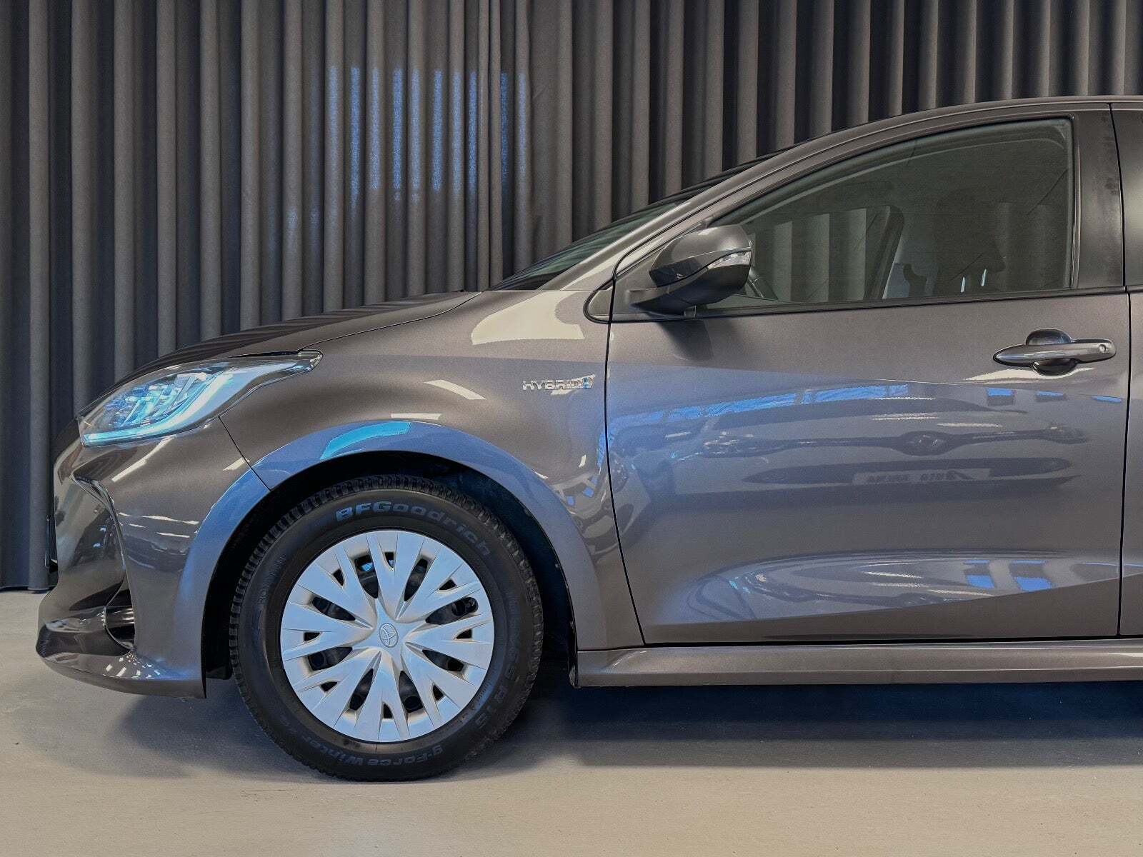 Grå Toyota Yaris fra 2020