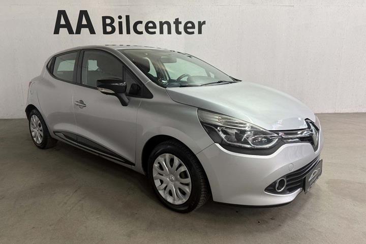 Sølv Renault Clio IV fra 2014 set udefra