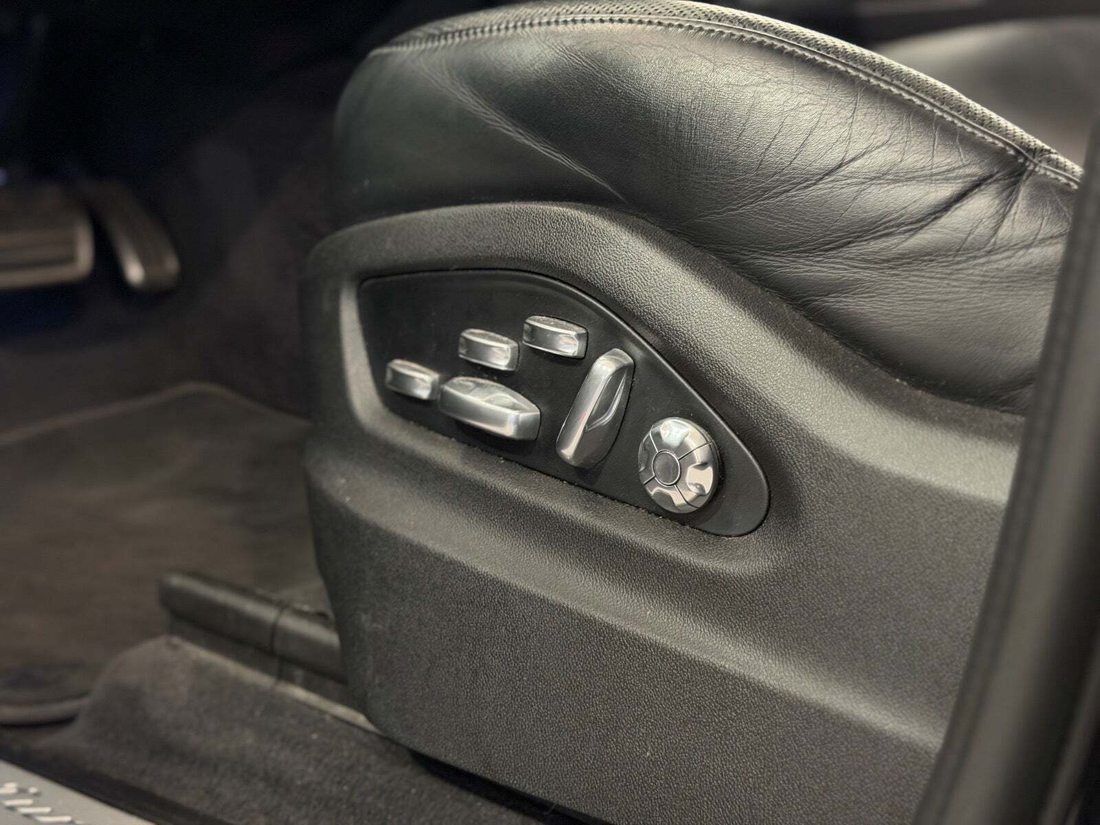 Sort Porsche Cayenne Turbo fra 2019