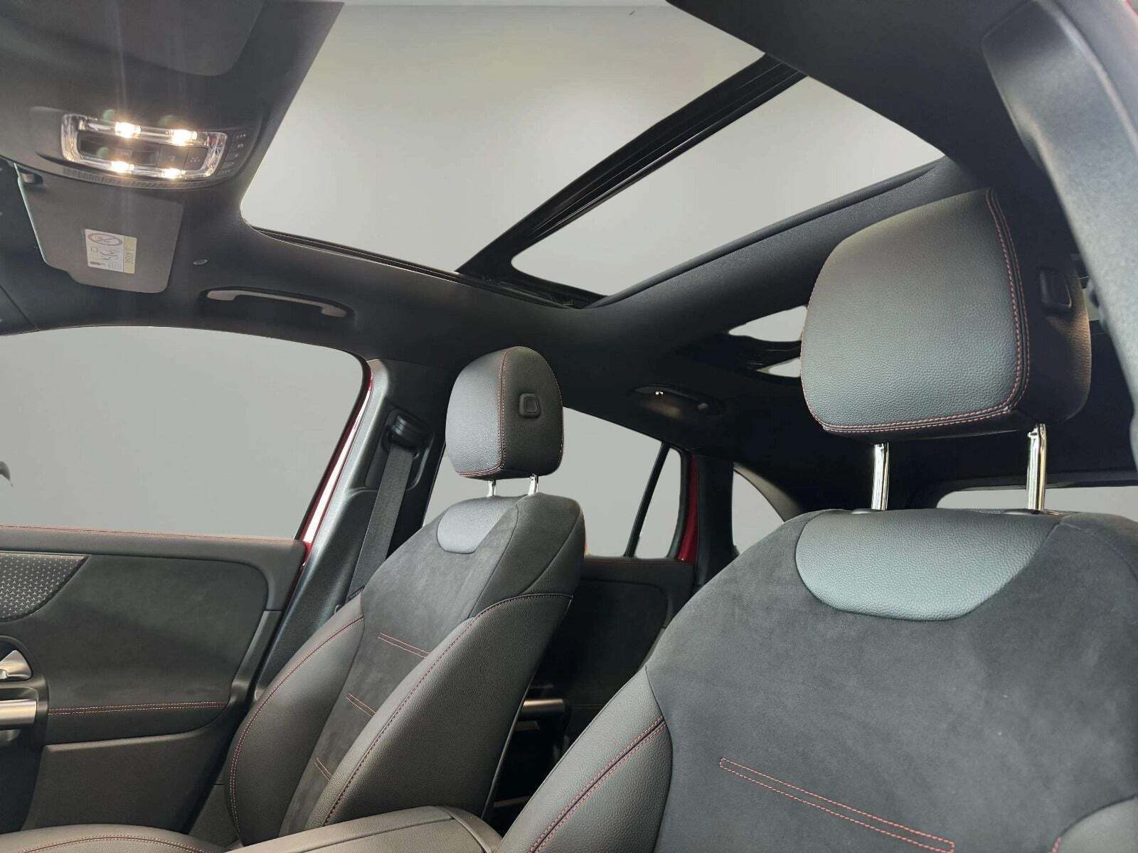 Rød Mercedes EQA250+ fra 2024