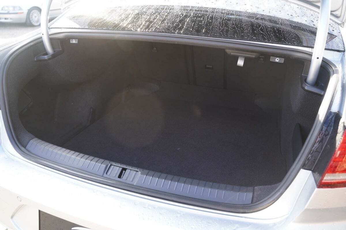 Sølv VW Passat fra 2017