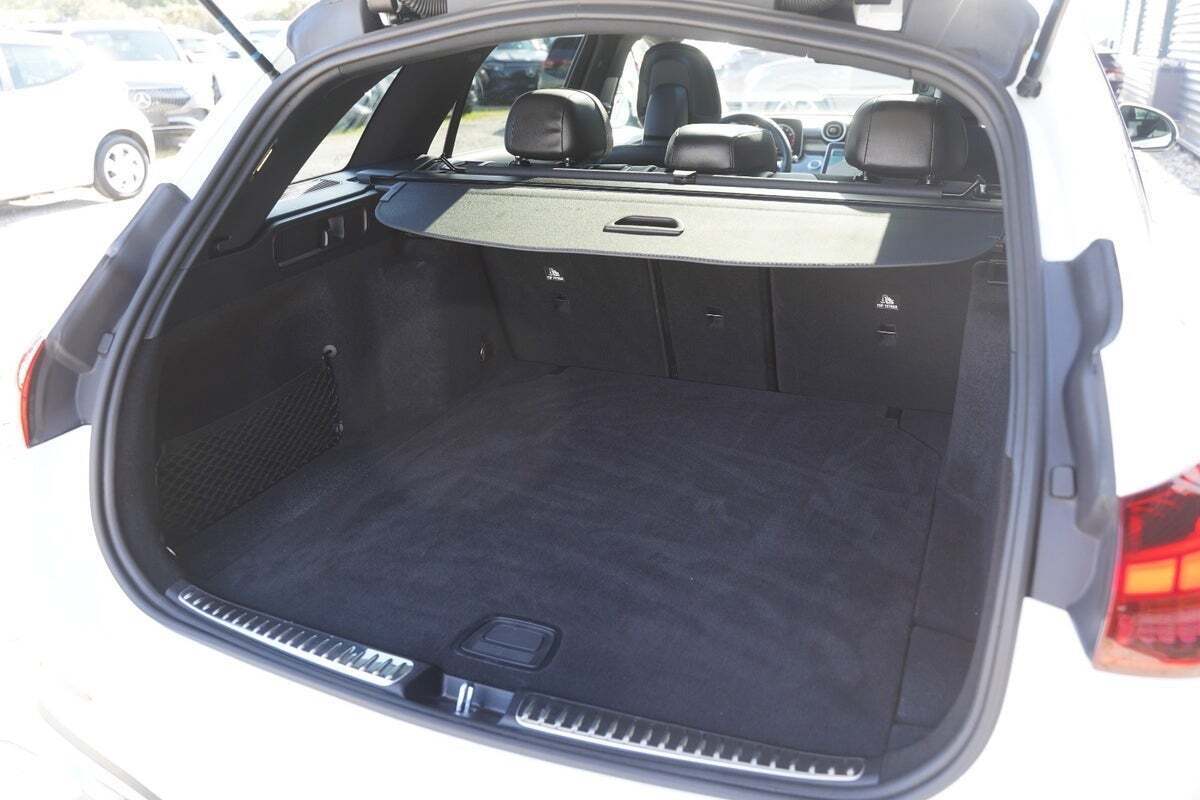Hvid Mercedes C300 fra 2023