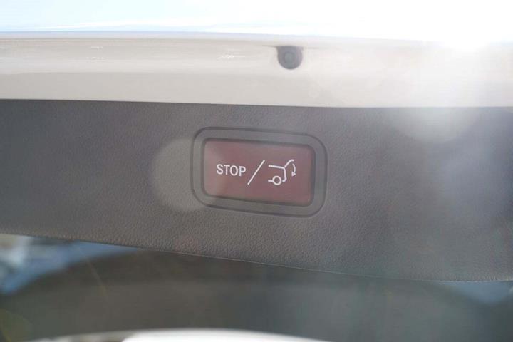 Hvid Mercedes C300 fra 2023