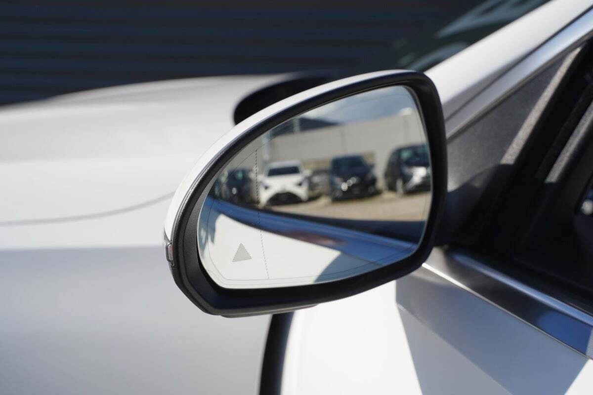 Hvid Mercedes C300 fra 2023