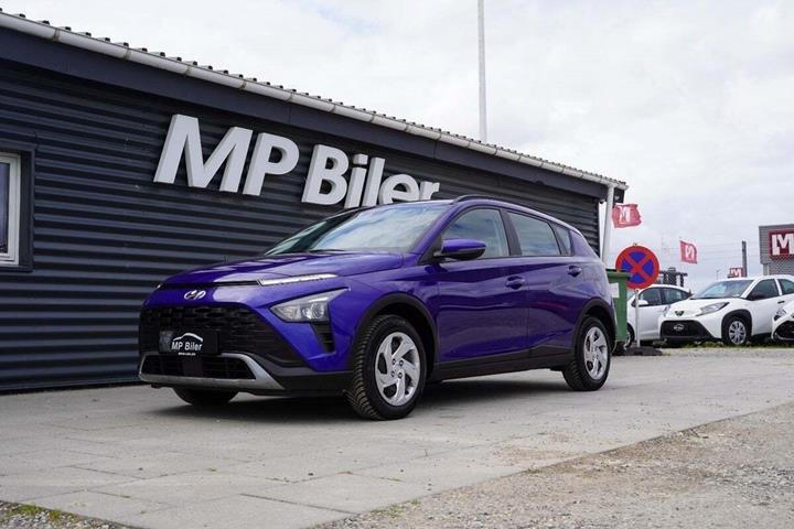 Blå Hyundai Bayon fra 2022 set udefra