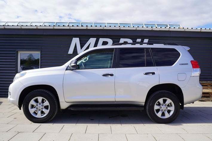 Sølv Toyota Land Cruiser fra 2011