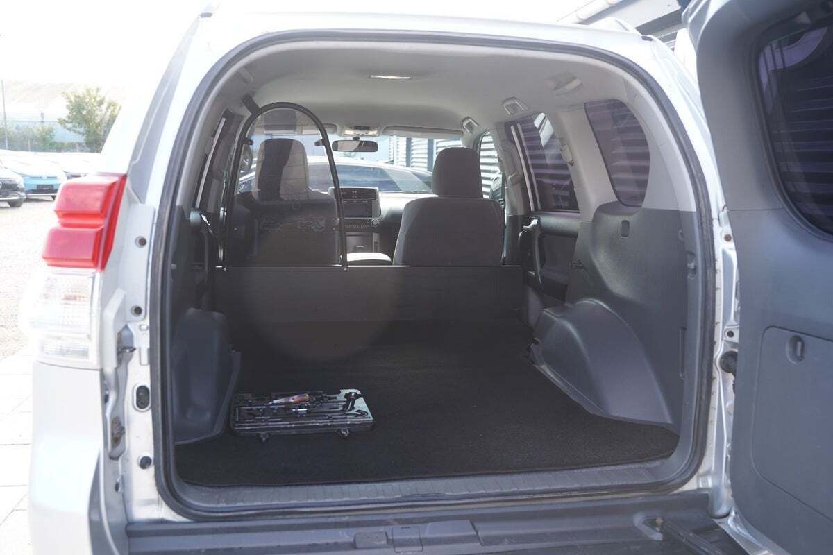 Sølv Toyota Land Cruiser fra 2011