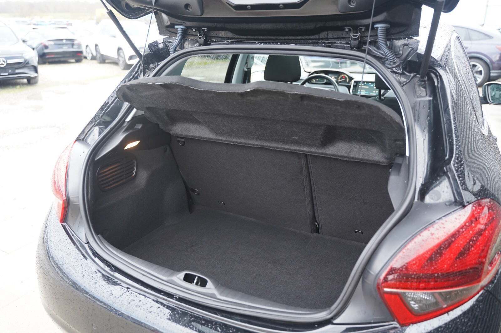 Sort Peugeot 208 fra 2019