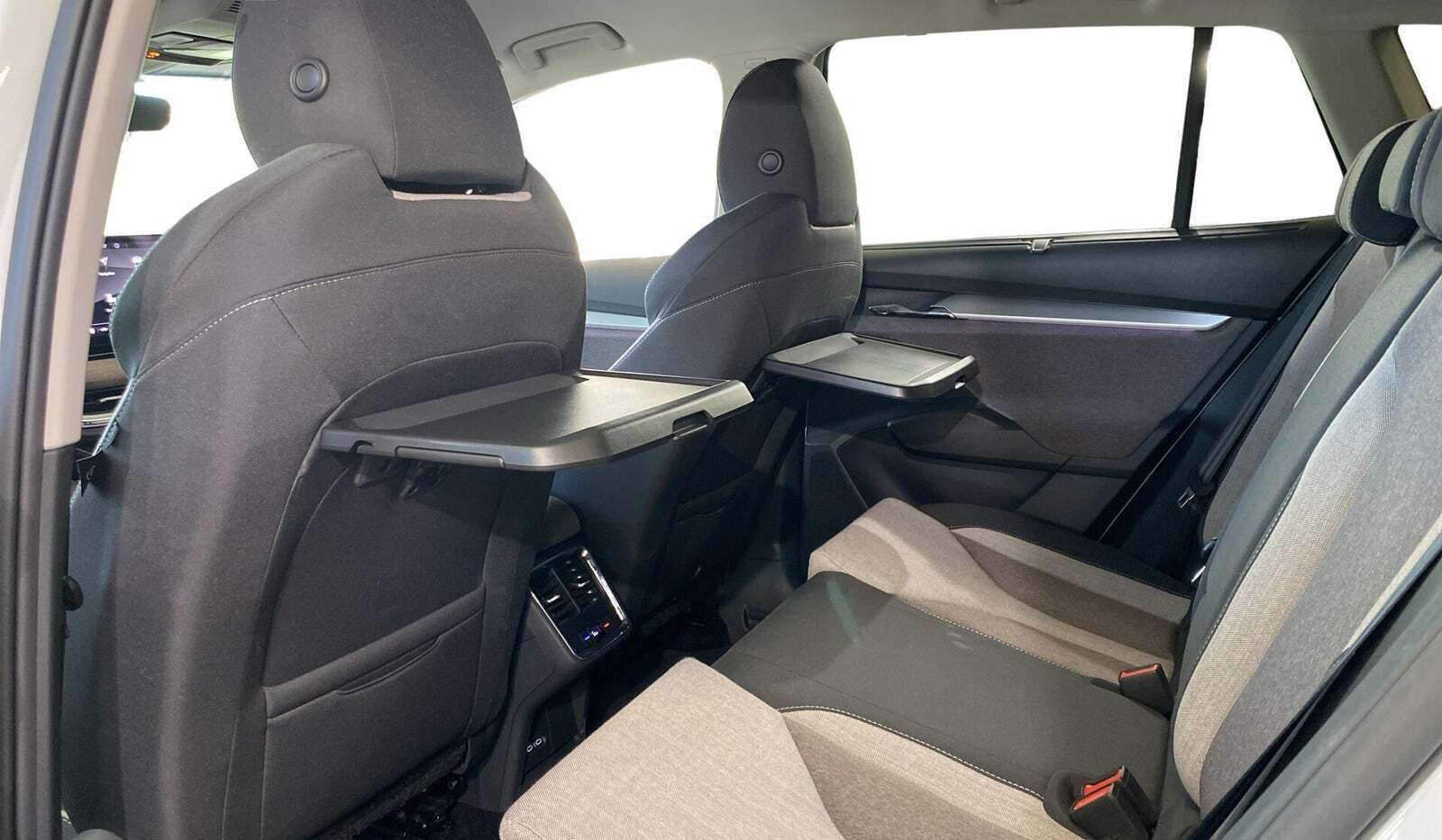 Hvid Skoda Enyaq fra 2021