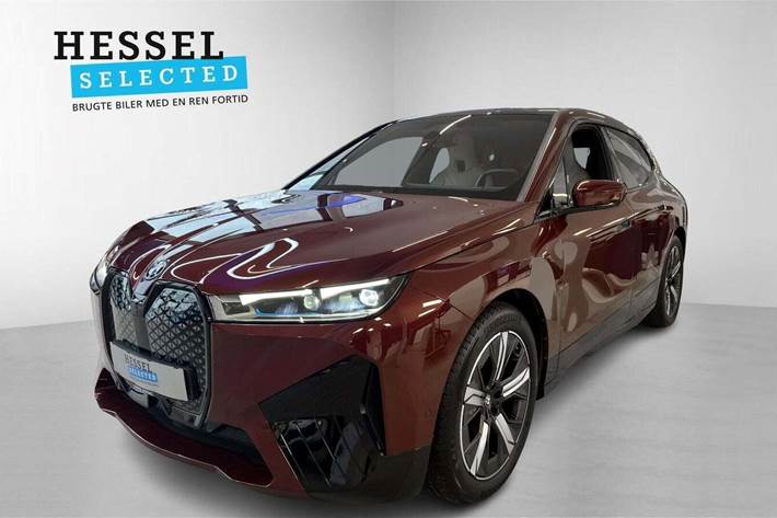 Grå BMW iX fra 2023 set udefra