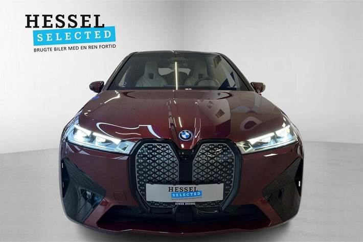 Grå BMW iX fra 2023