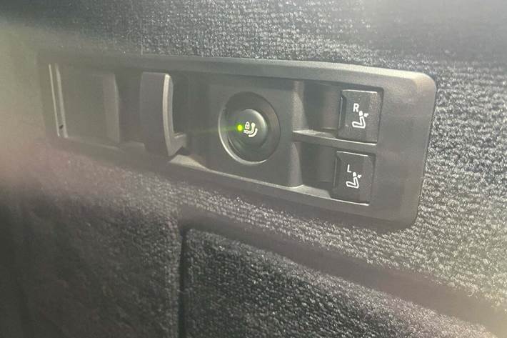 Grå BMW iX fra 2023