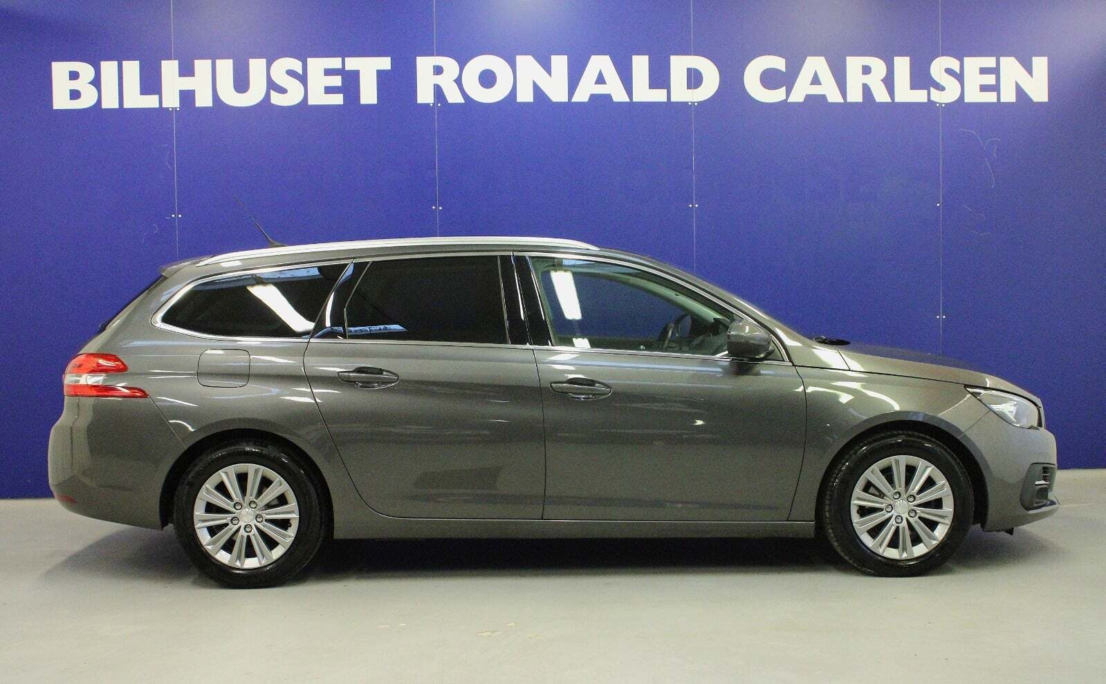 Grå Peugeot 308 fra 2019