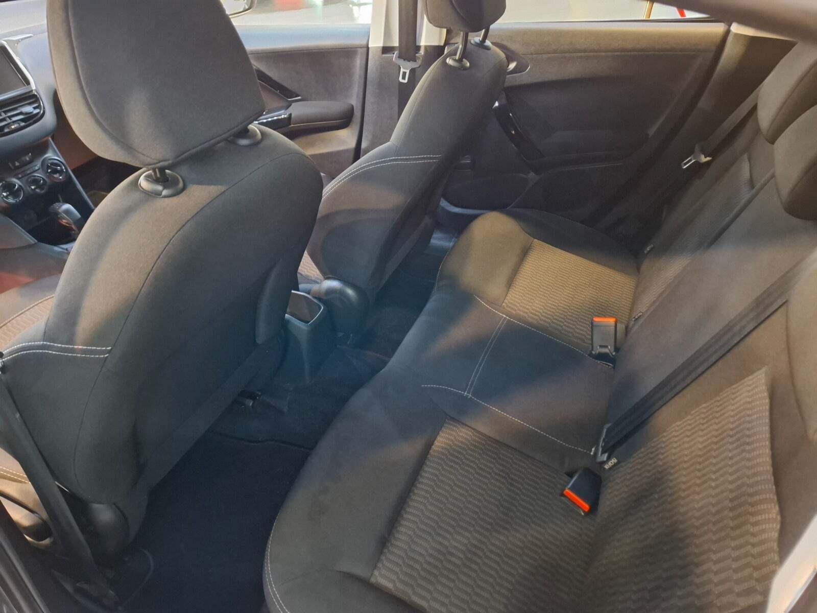 Grå Peugeot 208 fra 2015