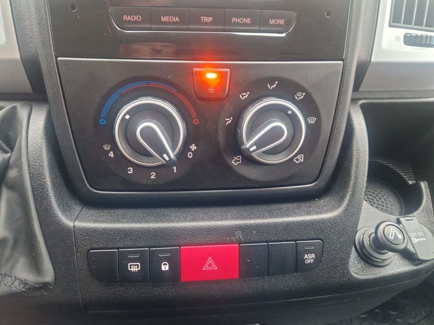 Hvid Renault Master IV T33 fra 2019