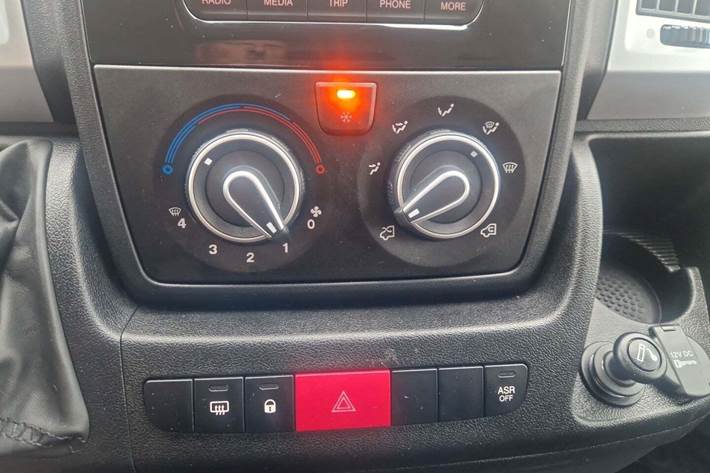 Hvid Renault Master IV T33 fra 2019